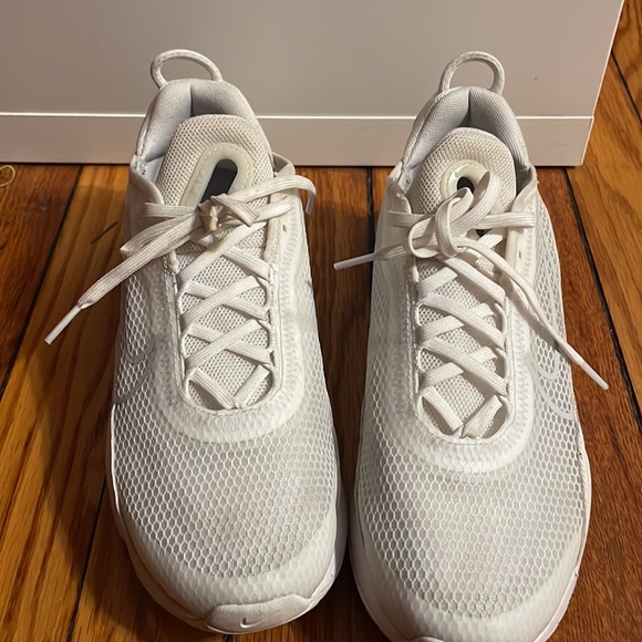 White Nike Air Max youth 7 otherwise women’s 8.5 - used only a couple of times - Picture 3 of 4